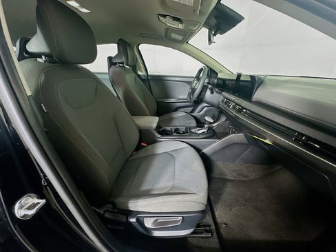 Used 2025 Kia K4 LXS image 32