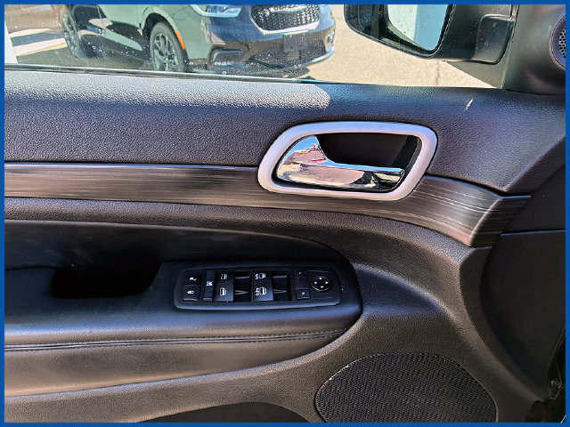 Certified 2021 Jeep Grand Cherokee Laredo AWD/4WD image 12