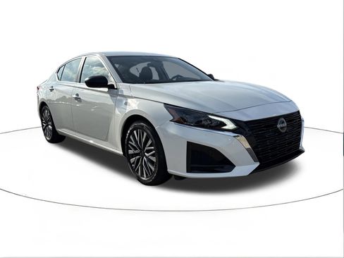 Used 2025 Nissan Altima 2.5 SV FWD image 1