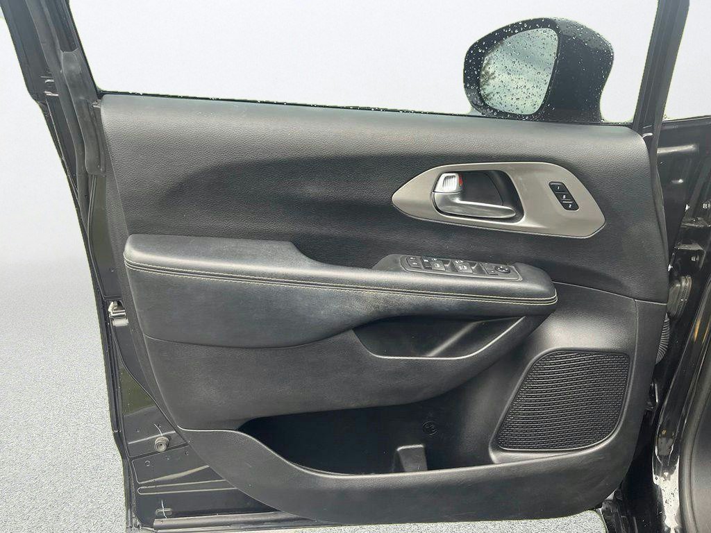 Used 2020 Chrysler Pacifica Touring-L AWD/4WD image 9