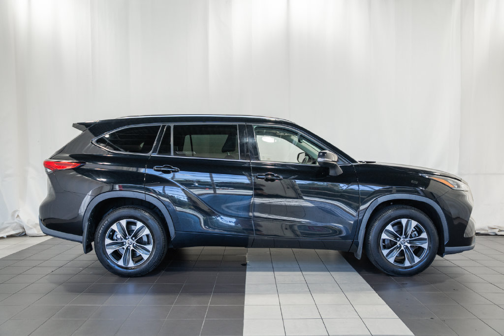 Used 2020 Toyota Highlander XLE AWD/4WD image 3