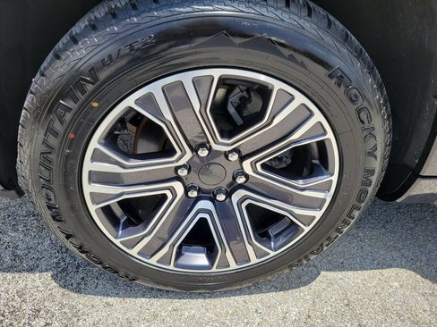 Used 2024 Jeep Wagoneer L Series II w/ Flexible Seating Group AWD/4WD image 6