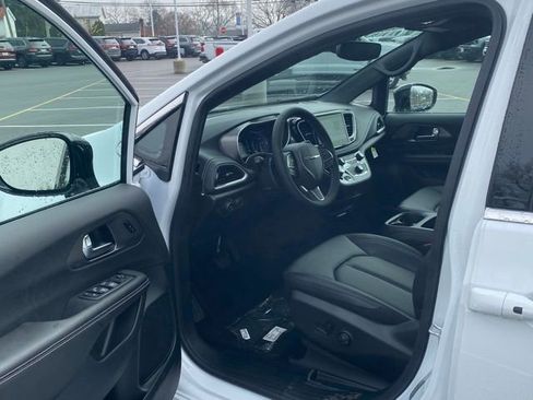 New 2026 Chrysler Pacifica Select image 15