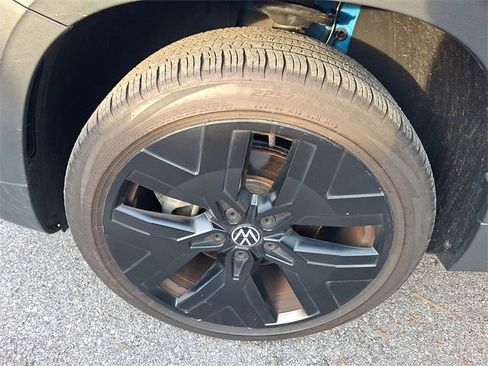 Used 2022 Volkswagen Taos SEL w/ Panoramic Sunroof Package image 4