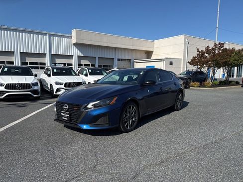 Used 2024 Nissan Altima 2.0 SR FWD image 1