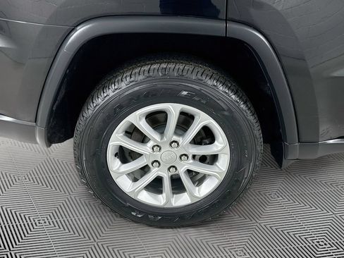 Used 2021 Jeep Grand Cherokee Laredo AWD/4WD image 27