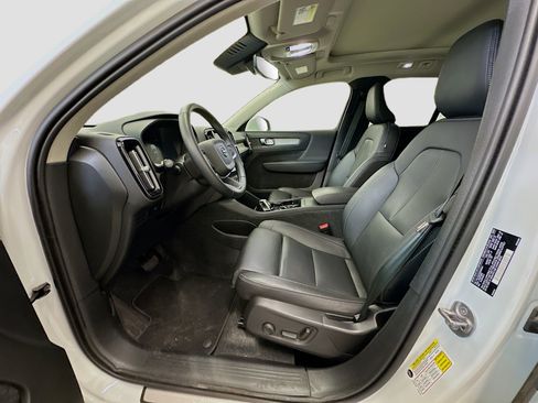 Used 2025 Volvo XC40 B5 Plus image 13