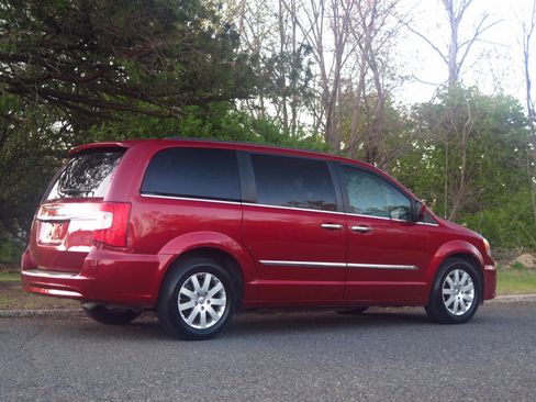 Used 2016 Chrysler Town & Country Touring w/ Driver Convenience Group FWD image 4