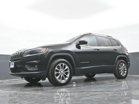 Used 2019 Jeep Cherokee Latitude Plus w/ Cold Weather Group AWD/4WD image 42