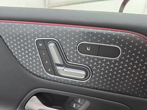 New 2025 Mercedes-Benz GLB 250 image 28