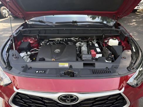 Used 2022 Toyota Highlander XLE AWD/4WD image 36