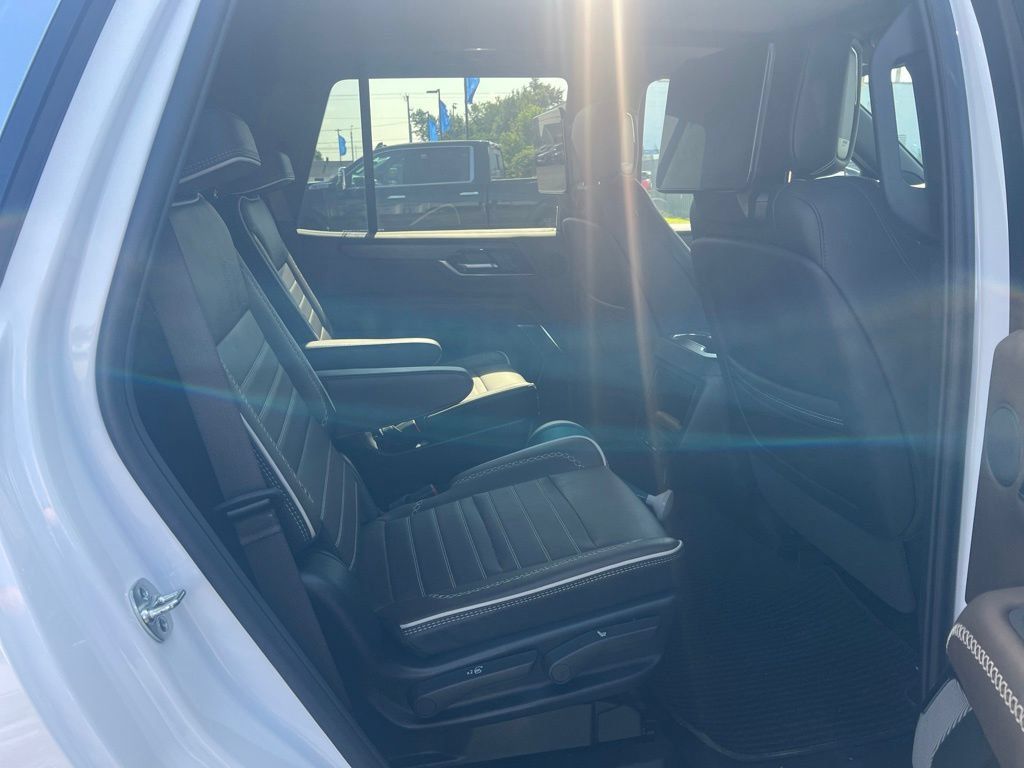 Used 2025 GMC Yukon Denali Ultimate AWD/4WD image 5