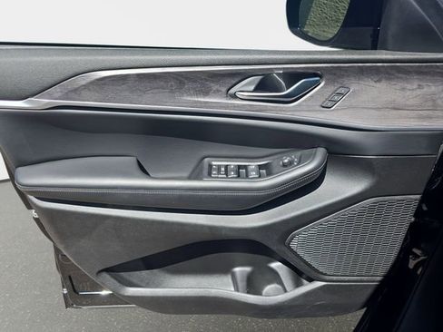 Used 2024 Jeep Grand Cherokee L Limited w/ Black Appearance Package image 29