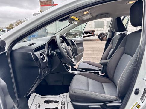 Used 2017 Toyota Corolla LE FWD image 2