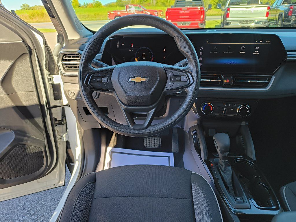 Used 2024 Chevrolet TrailBlazer LT AWD/4WD image 13