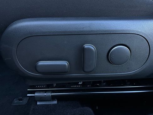 Used 2025 Hyundai Kona SEL image 11