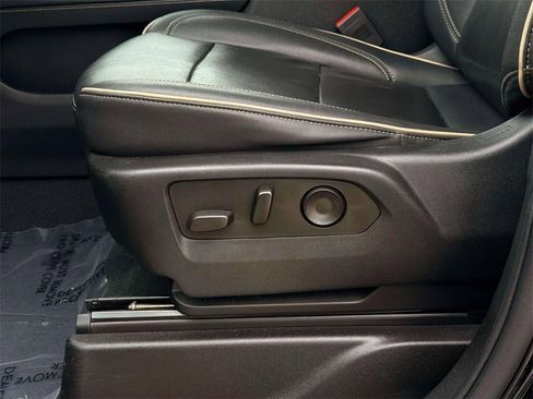 Used 2022 GMC Yukon XL SLT w/ SLT Luxury Package image 14