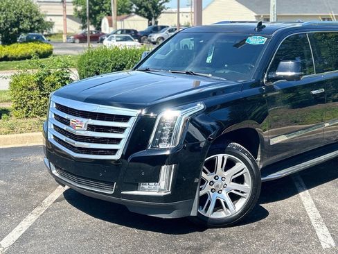 Used 2017 Cadillac Escalade Luxury AWD/4WD image 3