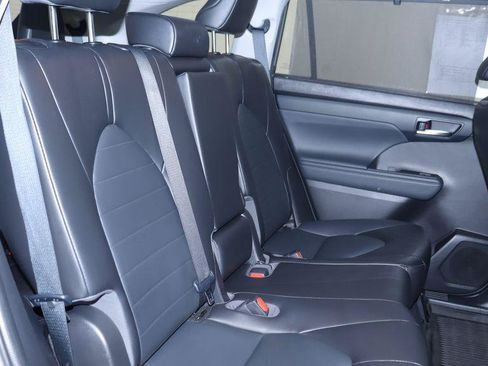 Used 2022 Toyota Highlander XLE AWD/4WD image 24