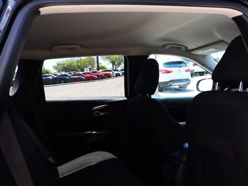 Used 2019 Jeep Cherokee Latitude w/ Popular Appearance Group FWD image 28