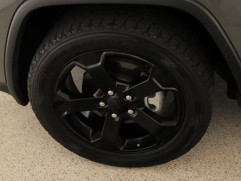 Used 2019 Jeep Grand Cherokee Laredo AWD/4WD image 30