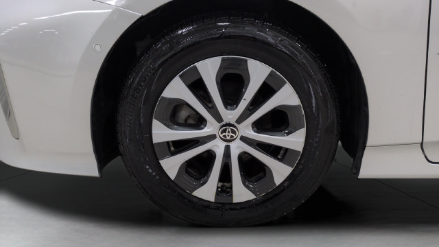 Used 2022 Toyota Prius LE AWD/4WD image 25
