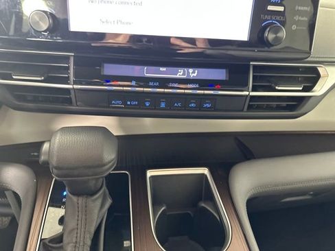 Used 2024 Toyota Sienna LE image 23