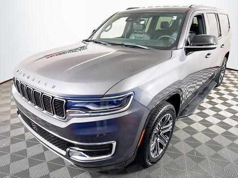 Used 2023 Jeep Wagoneer L Series II AWD/4WD image 3