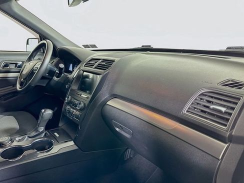 Used 2018 Ford Explorer XLT w/ Equipment Group 201A AWD/4WD image 33