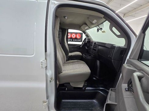 Used 2017 Chevrolet Express 2500 Extended RWD image 18