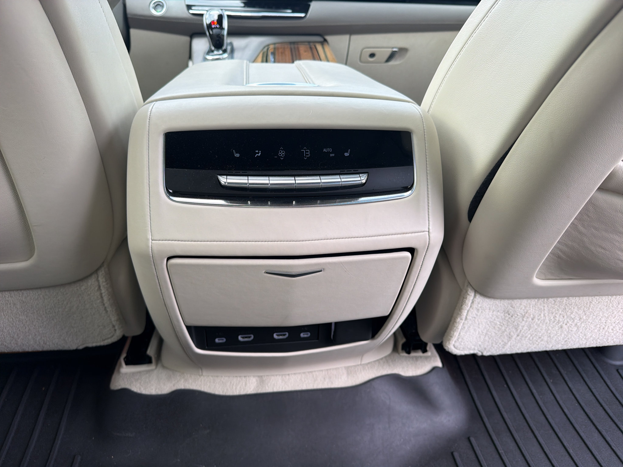 Used 2021 Cadillac Escalade Premium Luxury Platinum AWD/4WD image 25