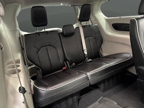 Used 2023 Chrysler Pacifica Limited w/ Uconnect Theater Family Group image 36