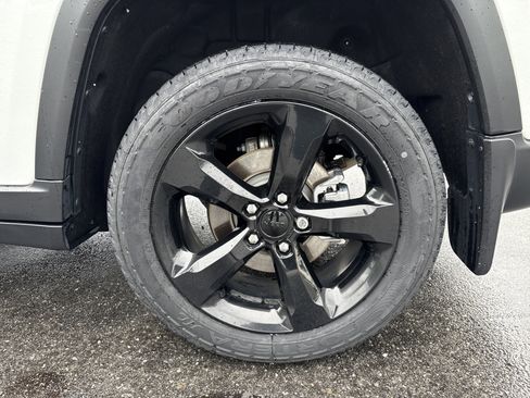 Certified 2023 Jeep Grand Cherokee Altitude AWD/4WD image 31