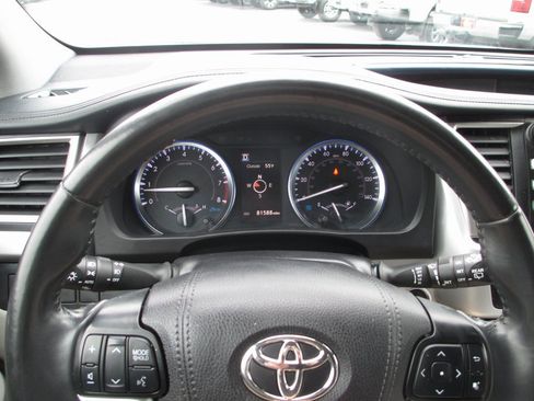 Used 2019 Toyota Highlander XLE image 25