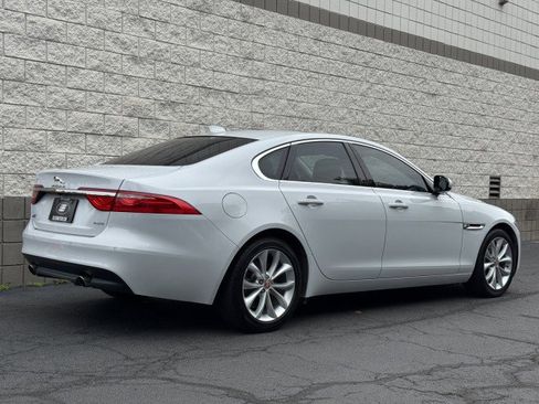 Used 2018 Jaguar XF Premium image 3