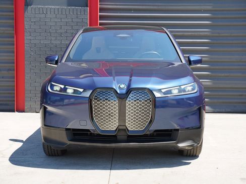 Used 2024 BMW iX xDrive50 w/ Premium Package AWD/4WD image 2