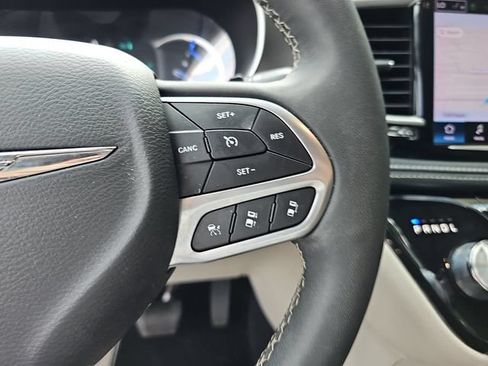 Used 2024 Chrysler Pacifica Limited FWD image 22