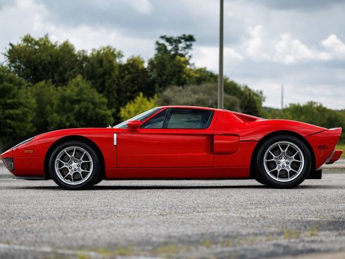 Used 2005 Ford GT RWD image 6