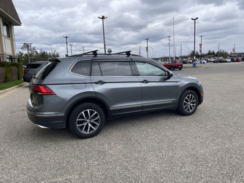Used 2018 Volkswagen Tiguan SE w/ Panoramic Sunroof Package AWD/4WD image 4