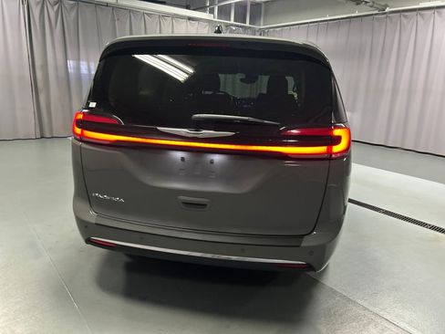 Used 2023 Chrysler Pacifica Touring-L FWD image 6