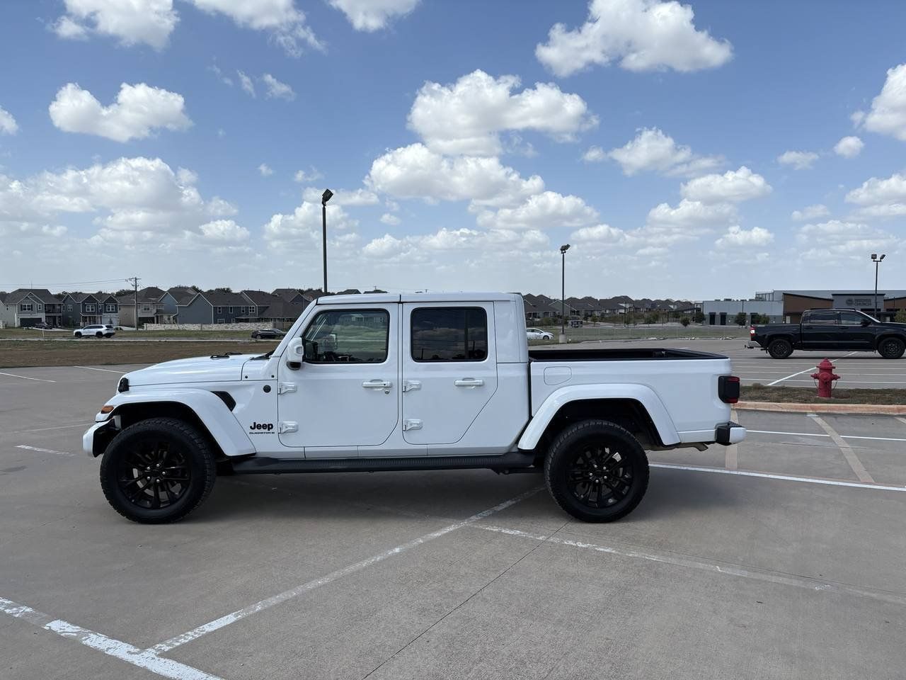 Used 2023 Jeep Gladiator Overland AWD/4WD image 2