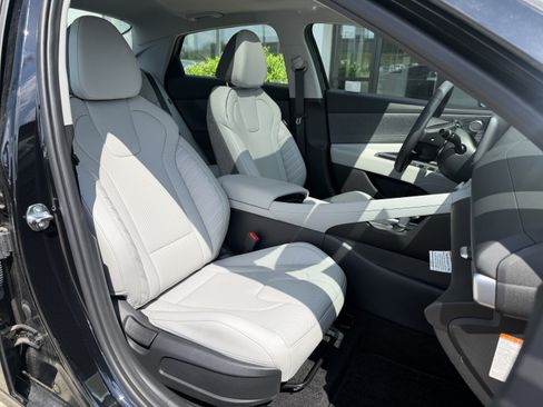Certified 2025 Hyundai Elantra Limited FWD image 16