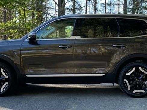 Used 2024 Kia Telluride EX w/ EX Captain's Chair Package image 4
