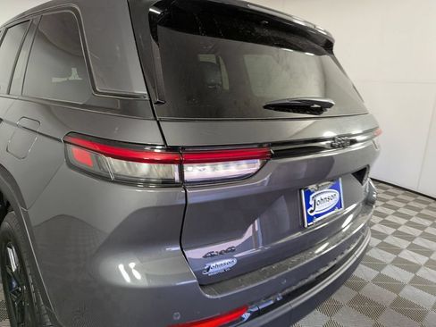 Certified 2025 Jeep Grand Cherokee Altitude AWD/4WD image 11