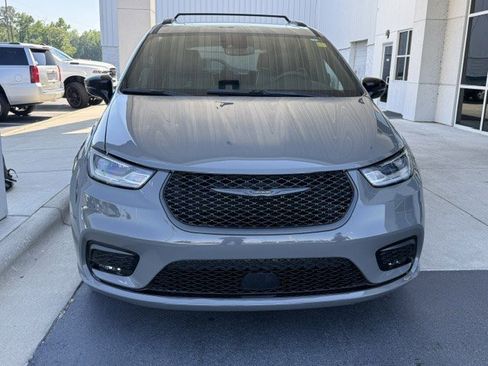 Used 2025 Chrysler Pacifica Limited FWD image 2