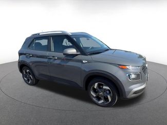 Used 2025 Hyundai Venue SEL video 2