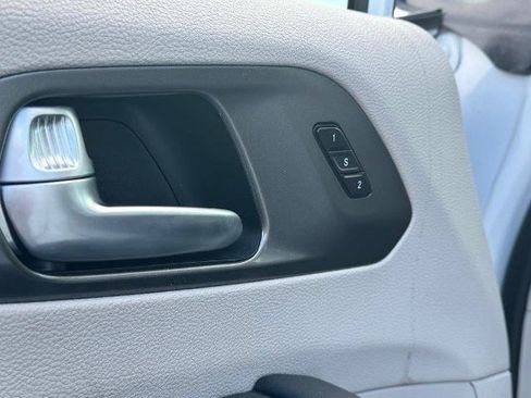 Used 2024 Chrysler Pacifica Touring-L FWD image 22