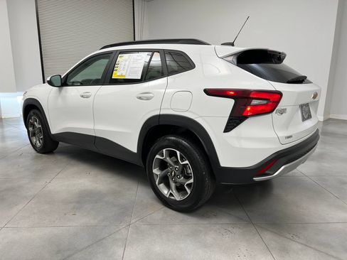 Used 2025 Chevrolet Trax LT FWD image 6