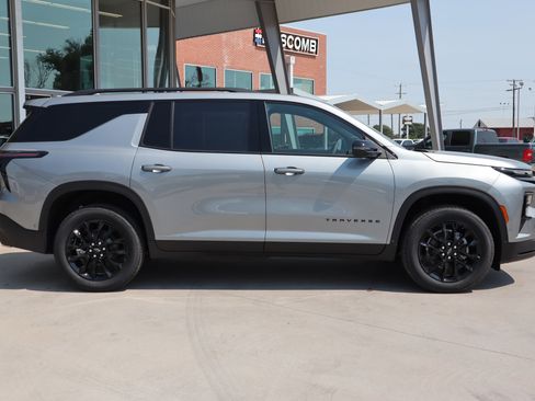 New 2026 Chevrolet Traverse LT w/ Enhanced Driving Package image 3