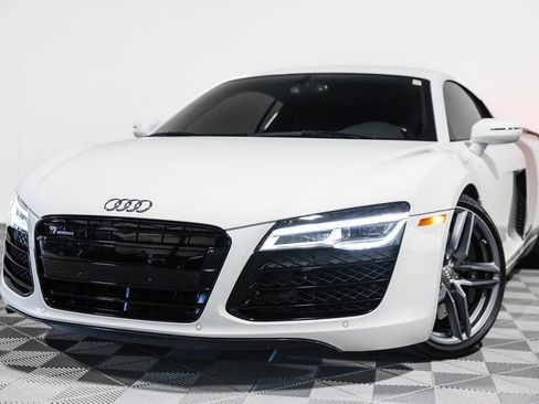 Used 2015 Audi R8 V8 w/ Extended Leather Package image 10